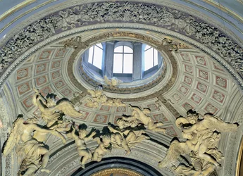 Ansicht der Kuppel mit Engelmusikern aus der Fonseca-Kapelle